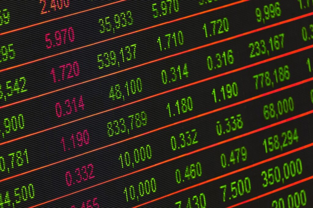 不動産クラファンと株式投資の違いを比較するとどちらが有利？