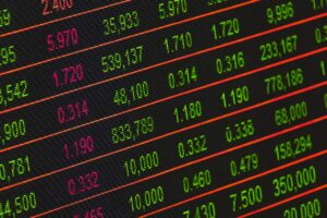 不動産クラファンと株式投資の違いを比較するとどちらが有利？