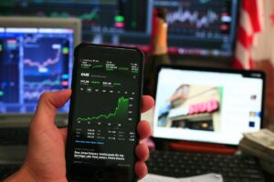 不動産クラファンと株式の比較で投資判断に役立つポイントは？